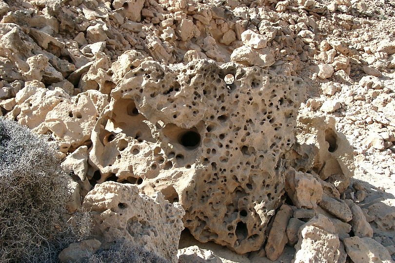 l�cheriger Felsen