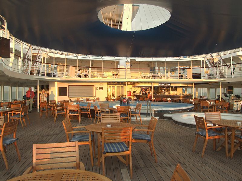 Der erste Abend auf dem Pooldeck