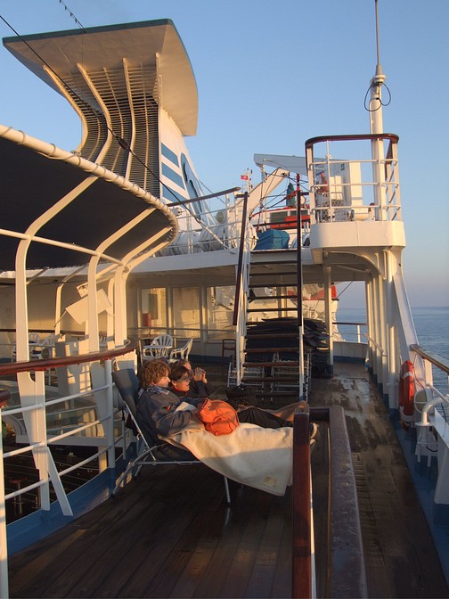 Sonnenaufgang auf dem Bootsdeck