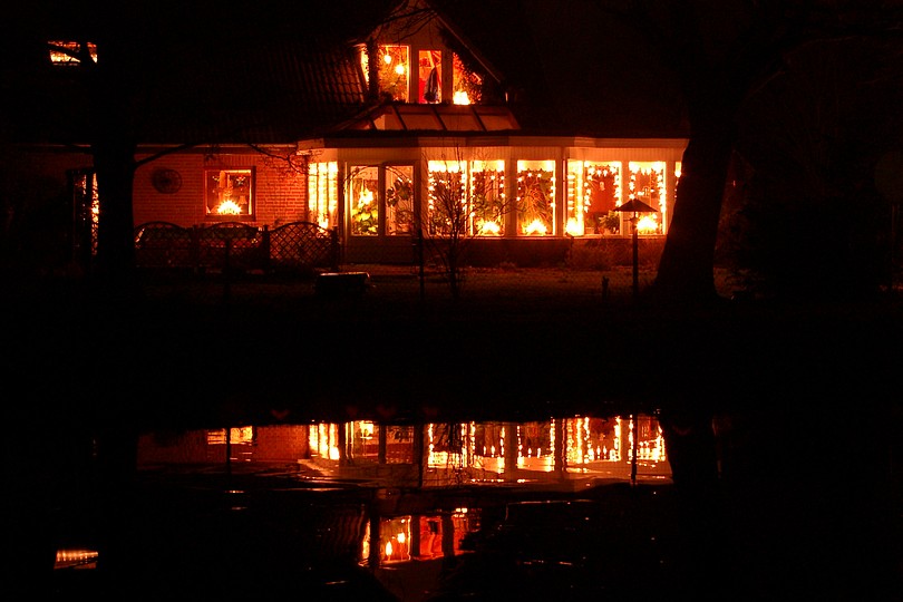 Haus mit Weihnachtsbeleuchtung