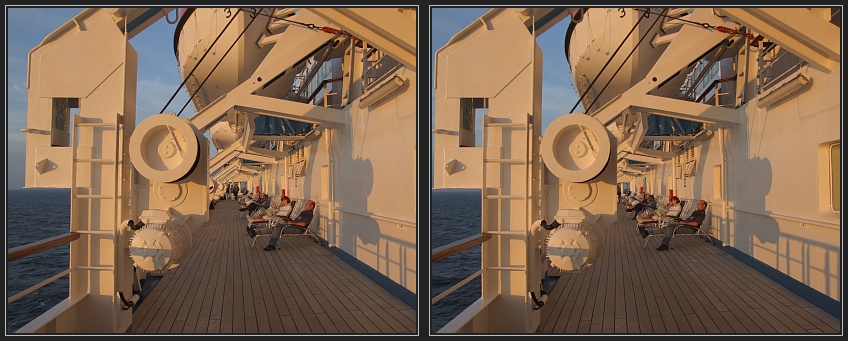 Rettungsboote in der Abendsonne