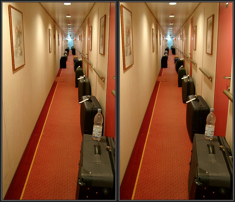 Schiffsflur mit Koffern